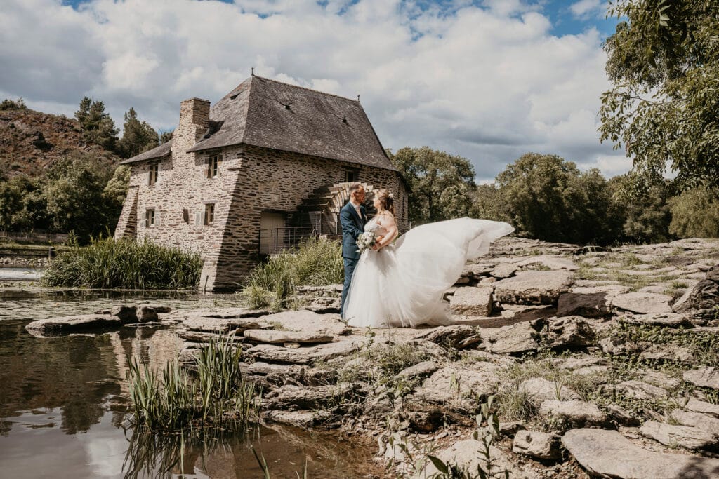 Jeunes mariés s'embrassant à traversl'objectif du Photographe de mariage