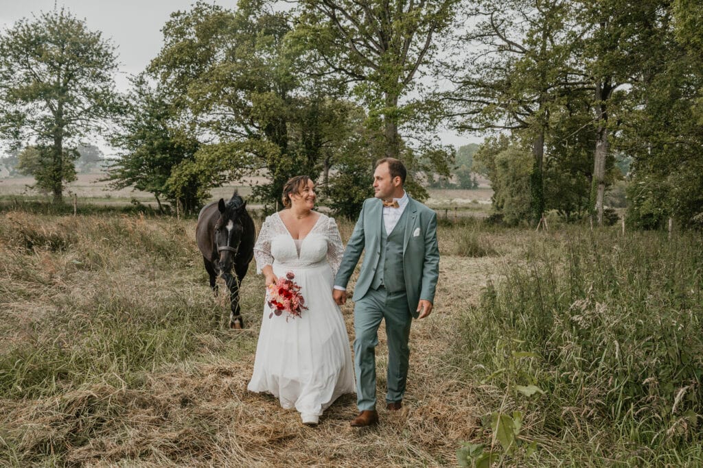 mariés lors de leur séance photo de couple le jour de leur mariage