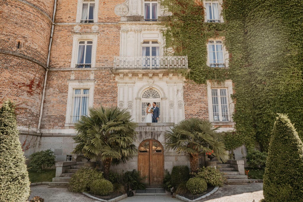 séance photo de couple de mariage devant un chateau