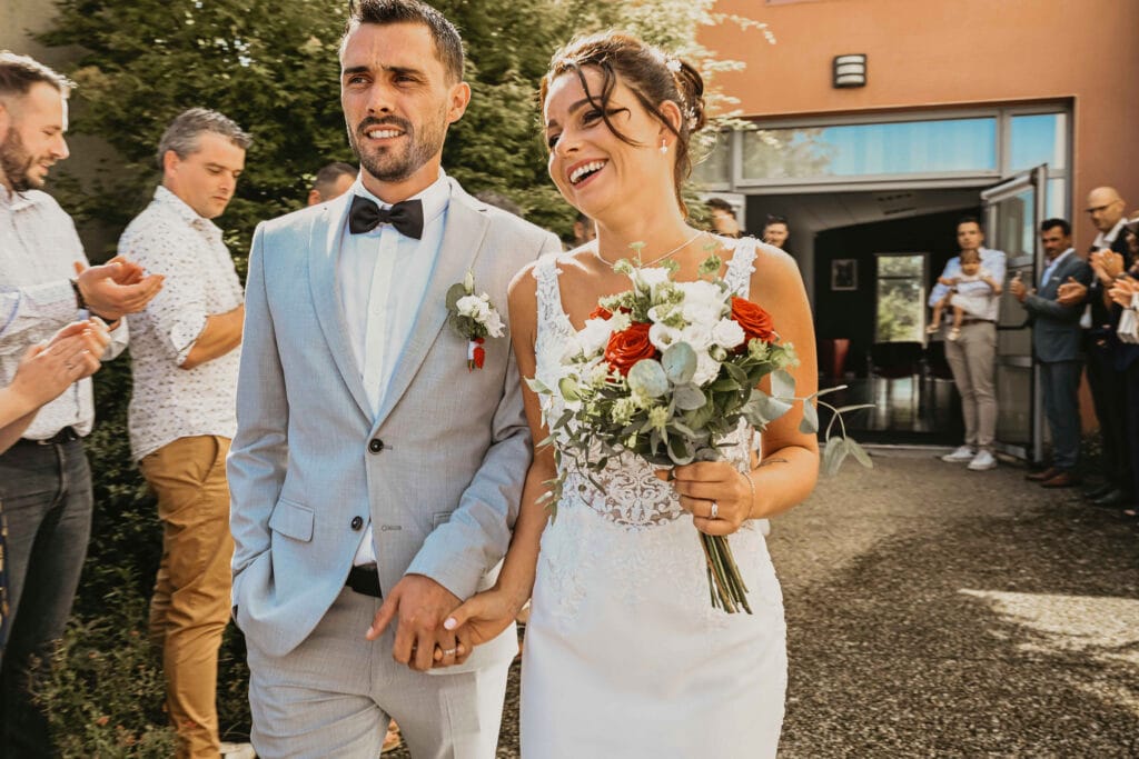 mariés sortant de la mairie le jour de leur cérémonie de mariage
