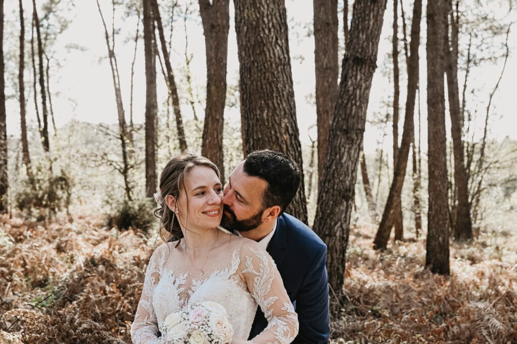 mariés lors de leur séance photo de couple le jour de leur mariage