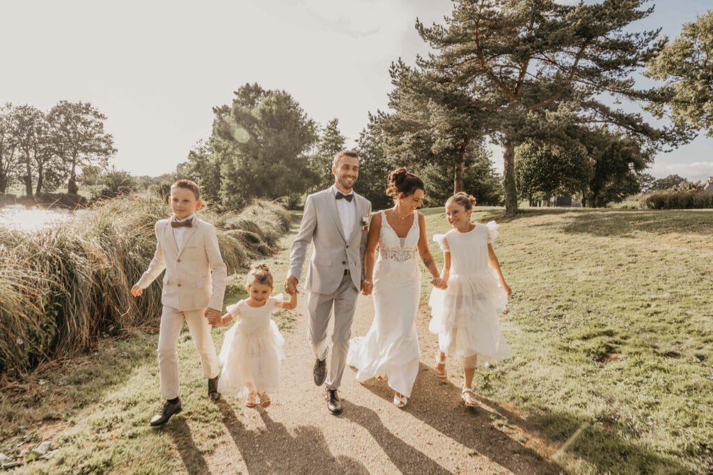 mariés avec leur enfant durant leur séance photo de mariage