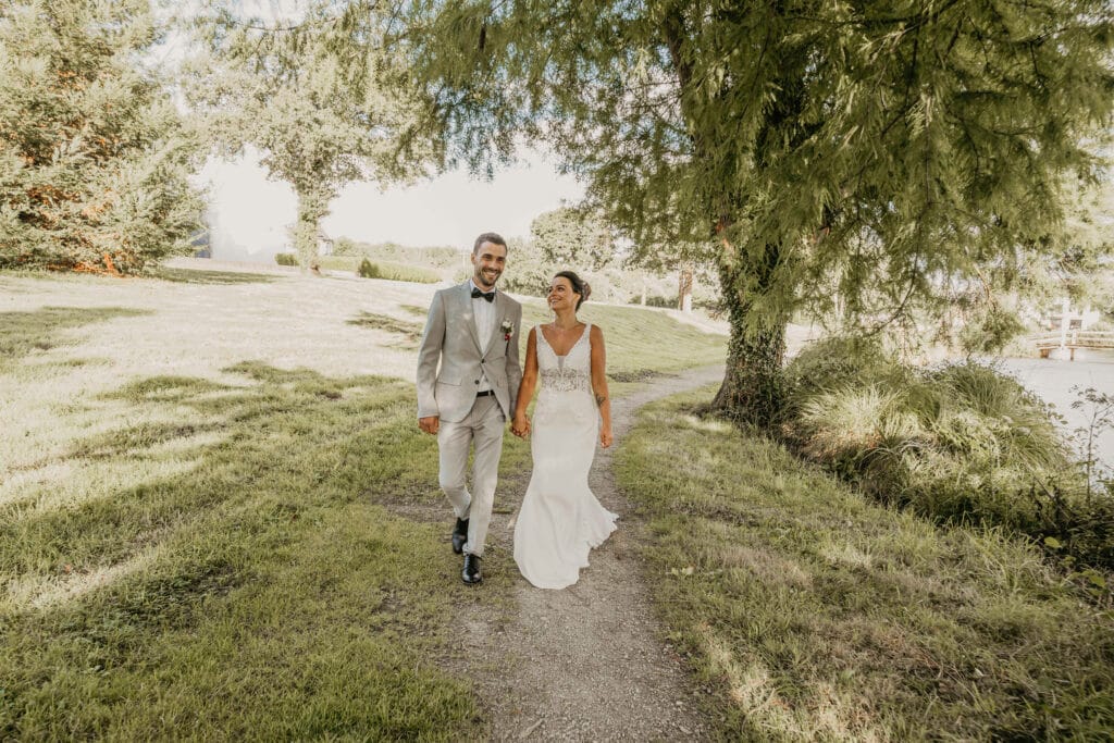 mariés machant main dans la main lors d'une séance photo de mariage couple