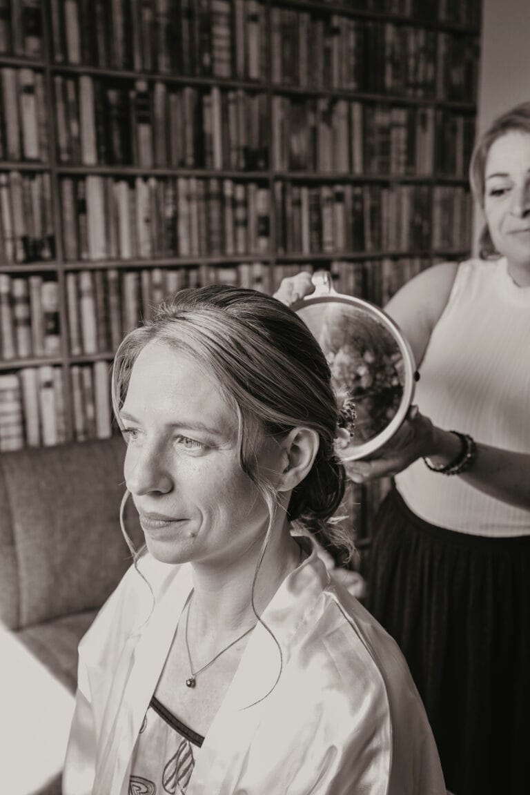 mariée durant les préparatifs de mariage sur son lieu de reception avec photographe de mariage à rennes