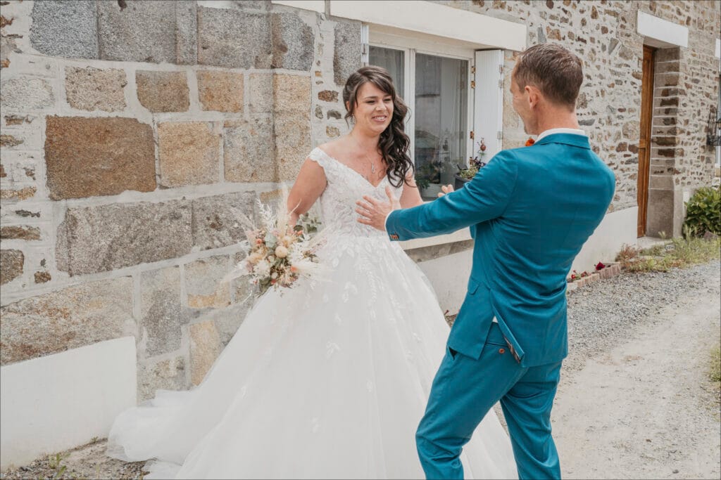 couple durant le first look avec leur photographe mariage à rennes
