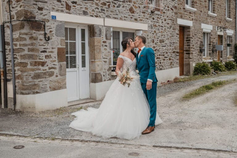couple durant le first look avec leur photographe mariage à rennes