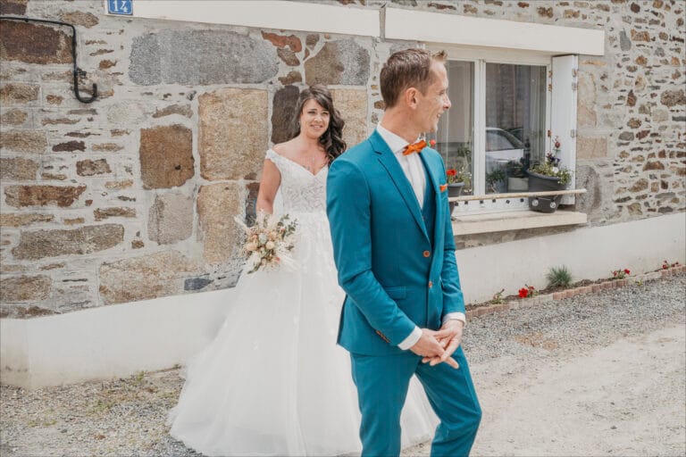 couple durant le first look avec leur photographe mariage à rennes