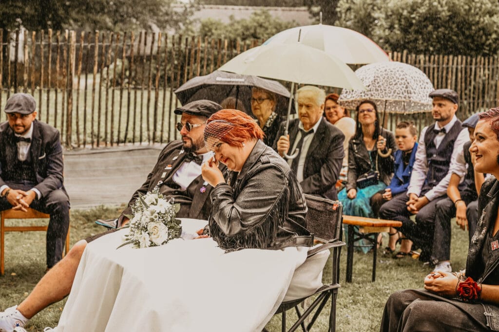 mariés durant leur cérémonie laïque sous la pluie avec leur photographe de mariage à rennes