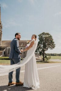 mariés devant l'église après leur cérémonie avec leur photographe de mariage à rennes