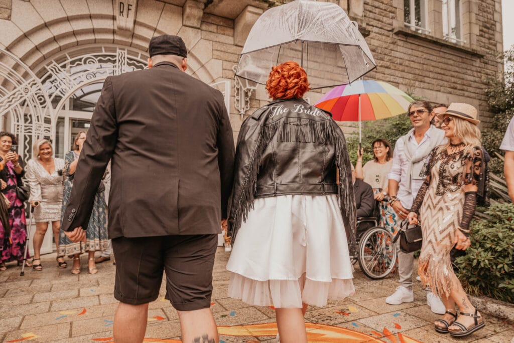 mariés sortant de la marie sous la pluie avec leu photographe de mariage à rennes