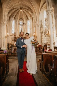 mariés durant leur cérémonie à l'église avec leur photographe de mariage