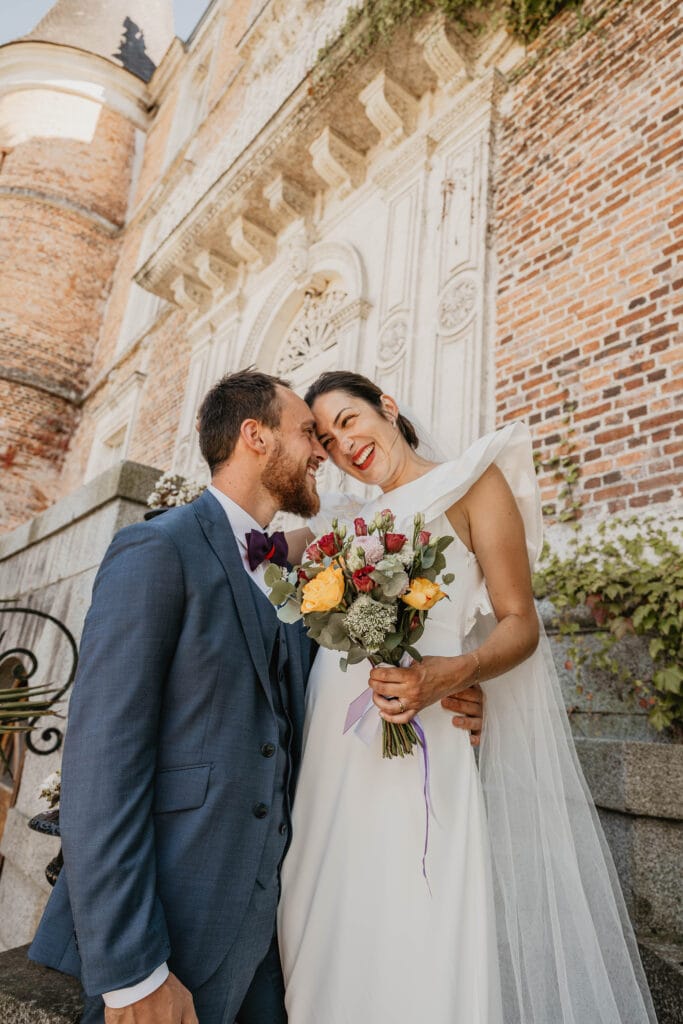 mariés durant leur séance couple avec leur photographe de mariage