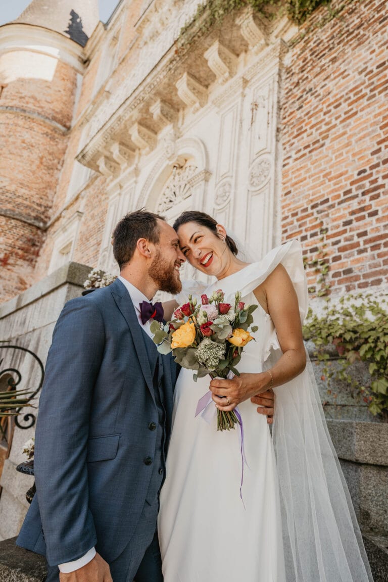 mariés durant leur séance couple avec leur photographe de mariage