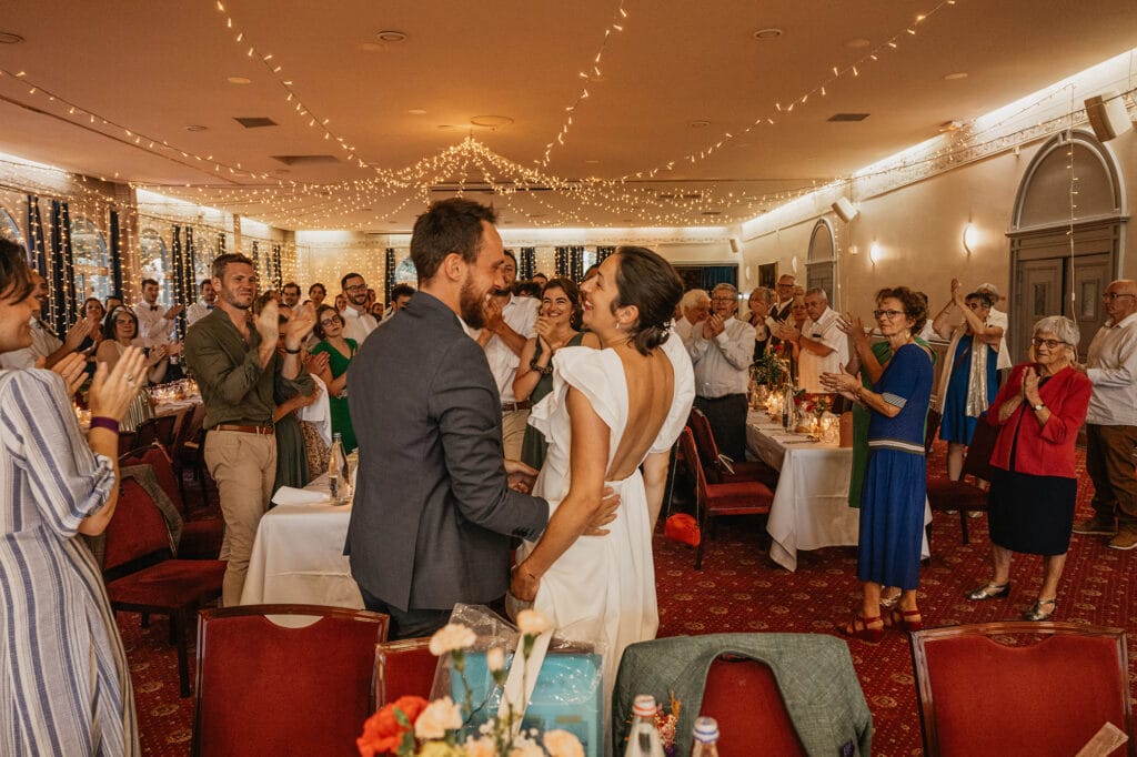 mariés lors de leur soirée de mariage avec leur photographe de mariage à rennes en Ille et vilaine