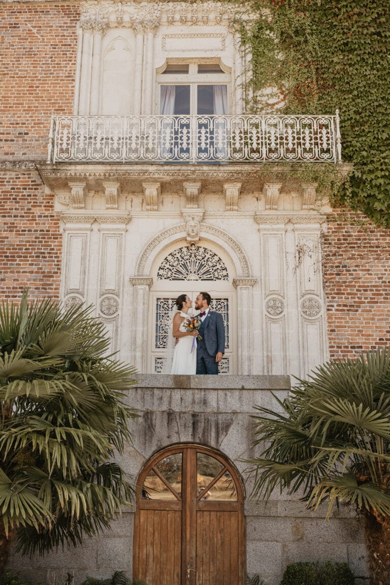 mariés durant leur séance couple avec leur photographe de mariage