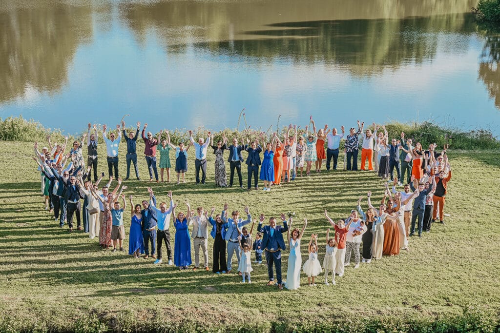 photo de groupe en forme de coeur avec son photographe de mariage à rennes