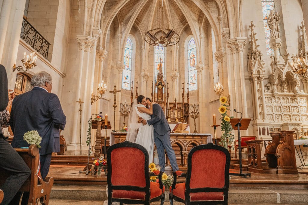 mariés à l'église avec son photographe mariage guer