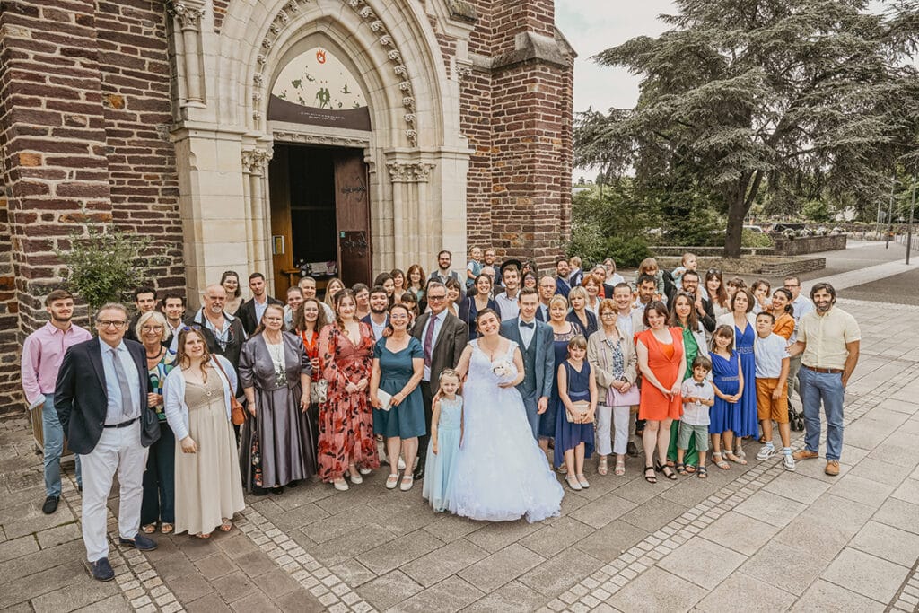 photo de groupe devant l'église avec son photographe de mariage à rennes