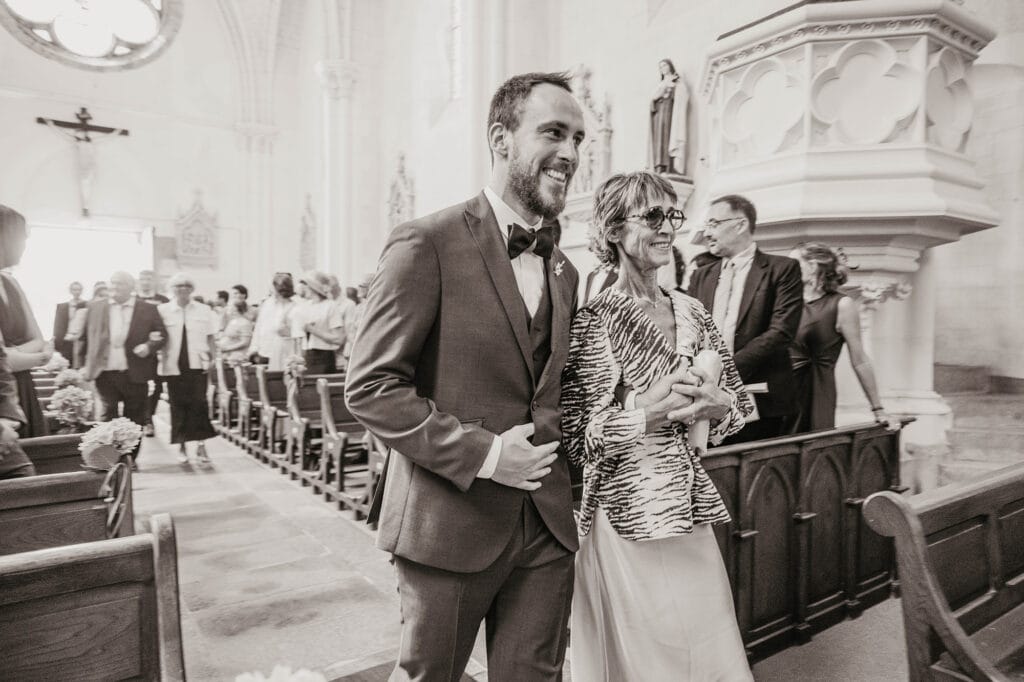 marié avec sa maman à l'église avec son photographe mariage guer