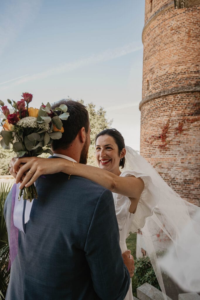séance photo de couple de mariage devant un chateau