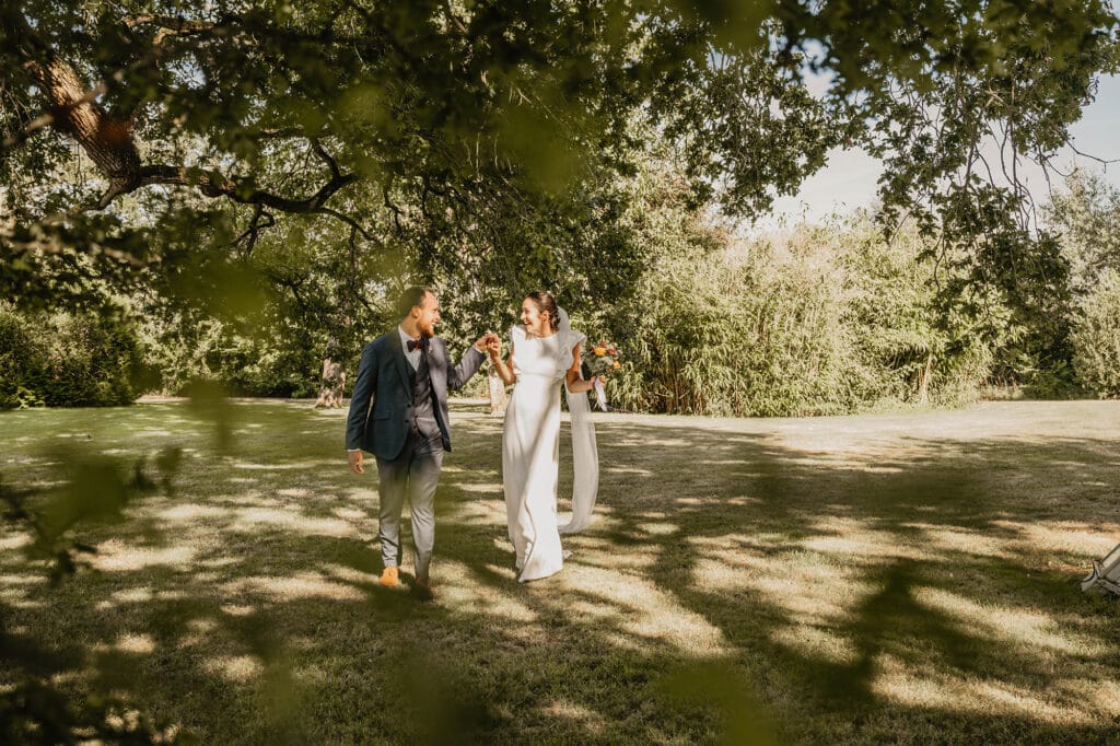 mariés durant leur séance photo de couple photographe mariage sixt-sur-aff
