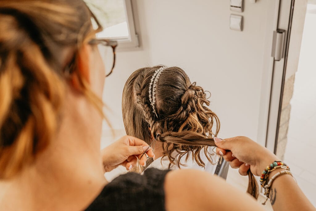 image de mariée durant ses préparatifs avec son photographe mariage rennes