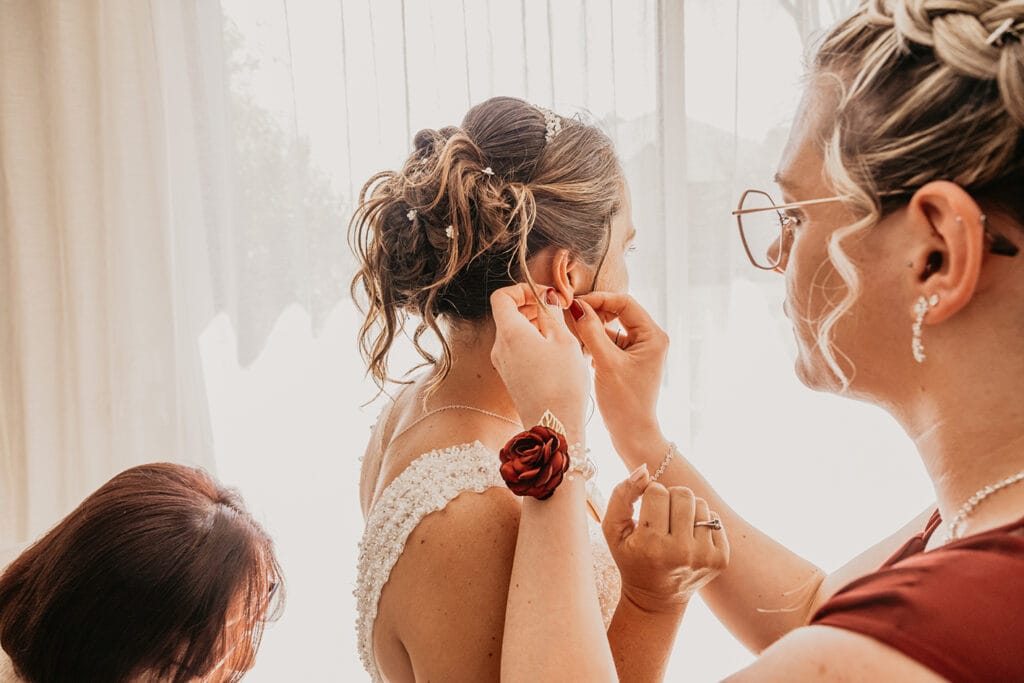 image de mariée durant ses préparatifs avec son photographe mariage rennes