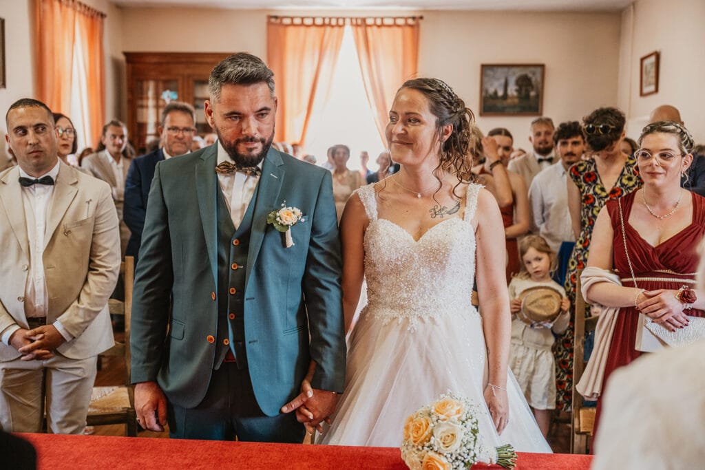 mariés durant leur cérémonie civile photographe mariage rennes