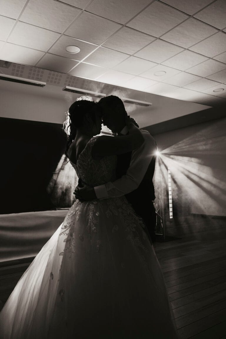 mariés durant leur ouverture de bal contre jour