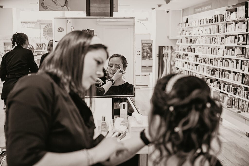 image de mariée durant ses préparatifs avec son photographe mariage rennes