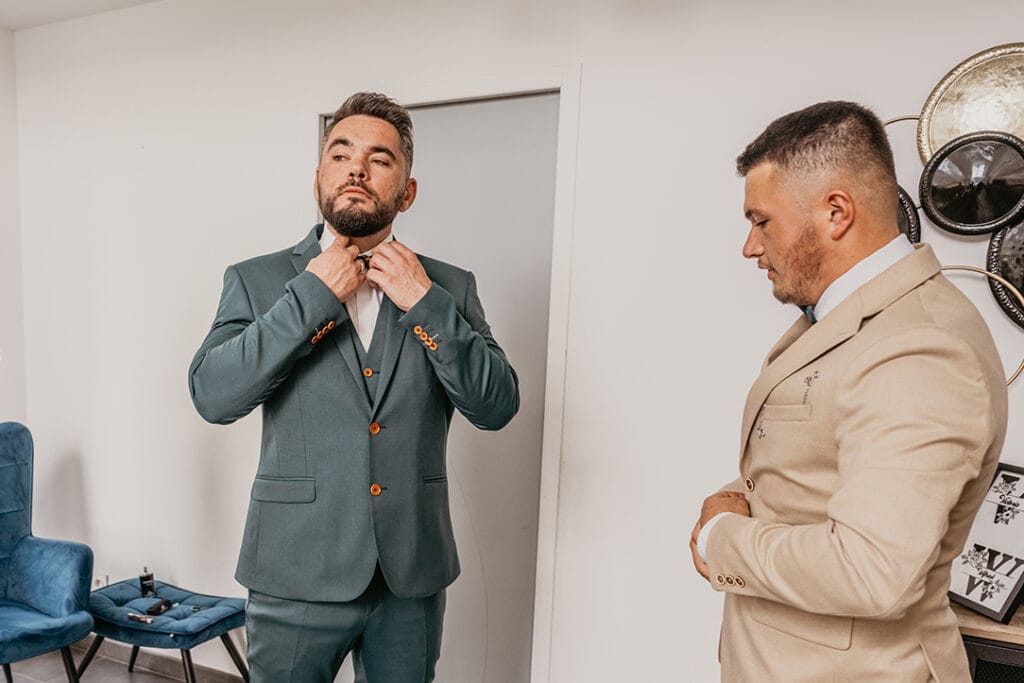 image de marié durant ses préparatifs avec son photographe mariage rennes