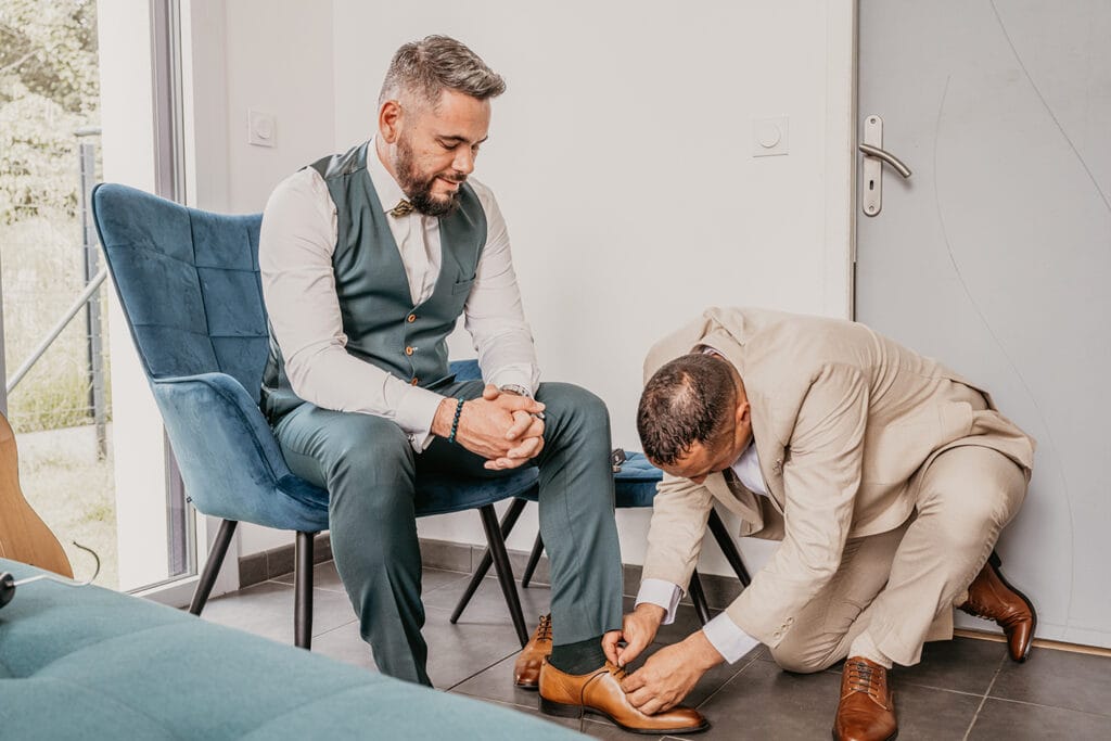 image de marié durant ses préparatifs avec son photographe mariage rennes