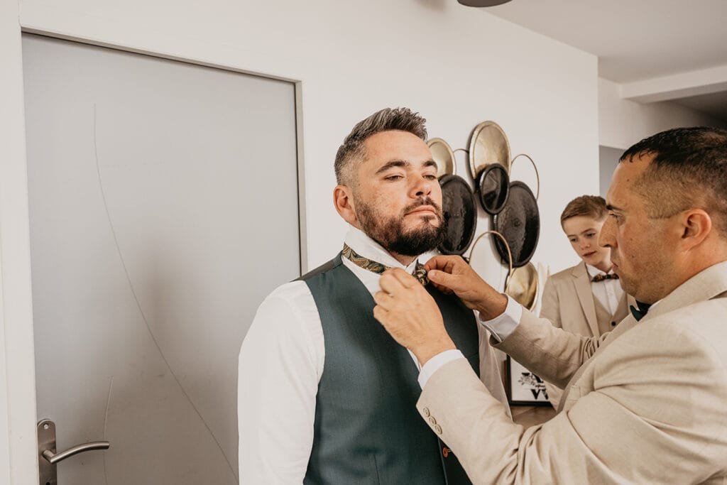 image de marié durant ses préparatifs avec son photographe mariage rennes
