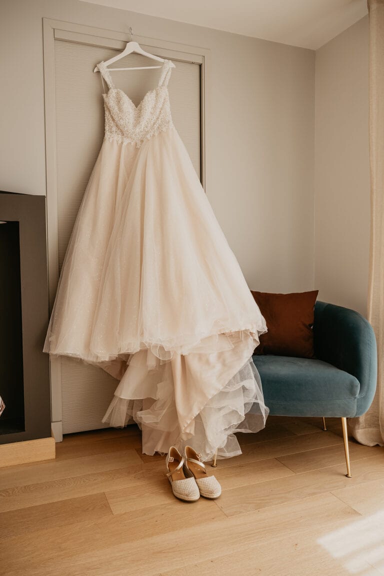 image de mariée durant ses préparatifs avec son photographe mariage rennes
