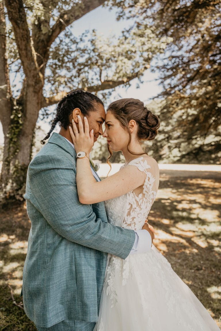 couple de femmes avec son Photographe de mariage en bretagne