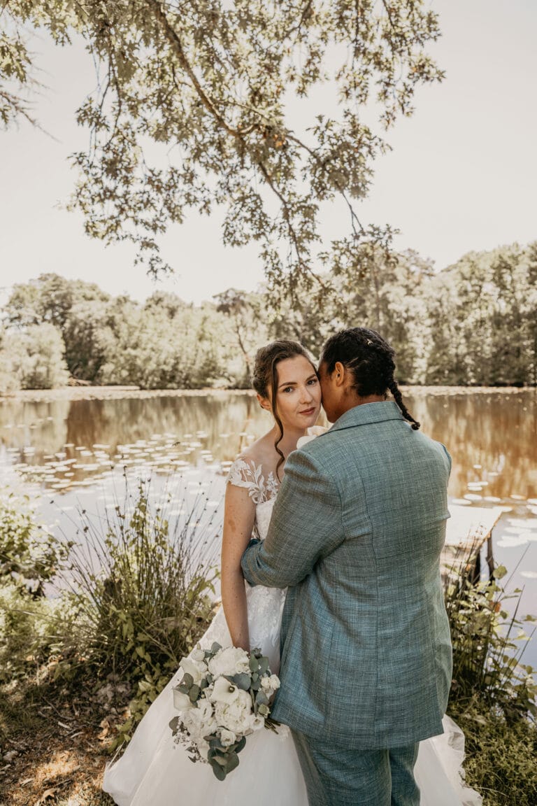 couple de femmes avec son Photographe de mariage en bretagne