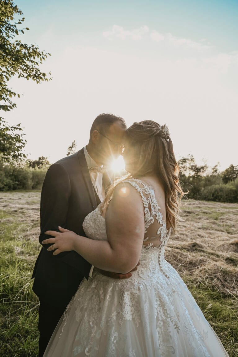 photographe de mariage avec un couple contre jour