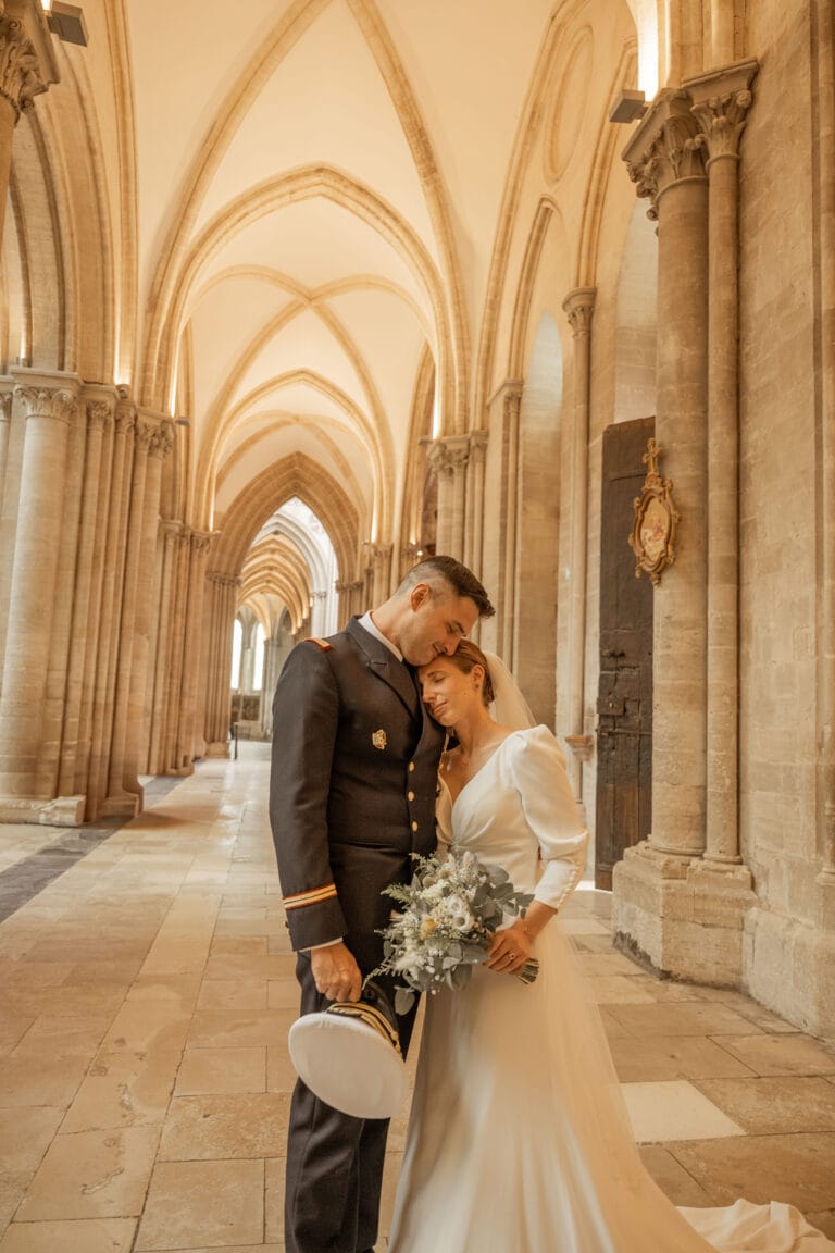 mariés a la cathédrale de bayeux avec leur photographe de mariage après retouches