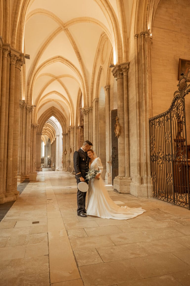 mariés a la cathédrale de bayeux avec leur photographe de mariage après retouches
