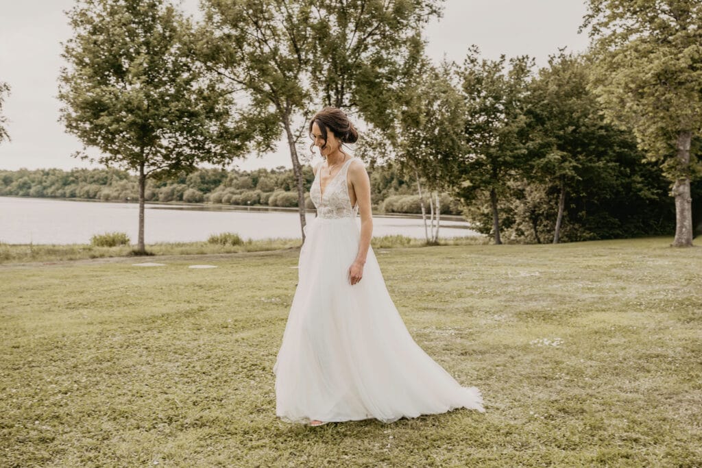 Photo de mariage naturelle et spontanée en extérieur