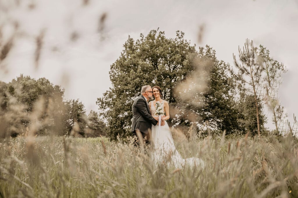 Photo de mariage naturelle et spontanée en extérieur