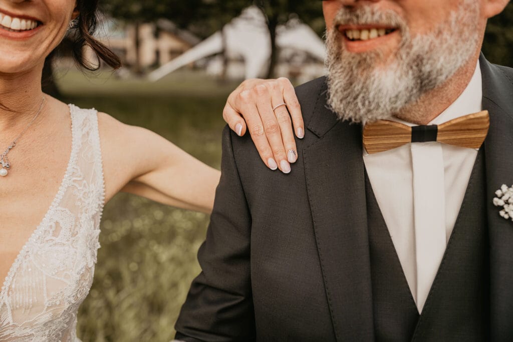 Moment authentique entre les mariés après la cérémonie