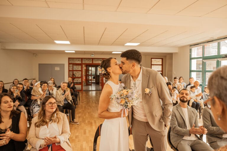 photo mariés à la mairie en bretagne