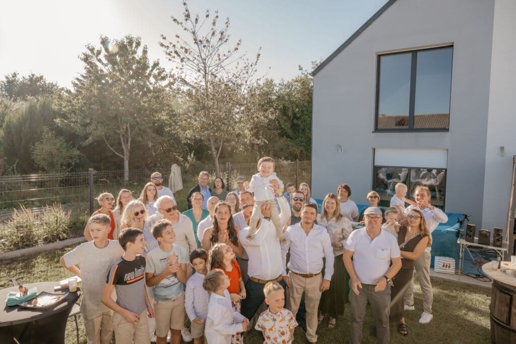 Reportage photo de baptême à Rennes montrant la famille réunie lors de la cérémonie, un moment rempli d’émotion et de partage photographié dans un style naturel et authentique.