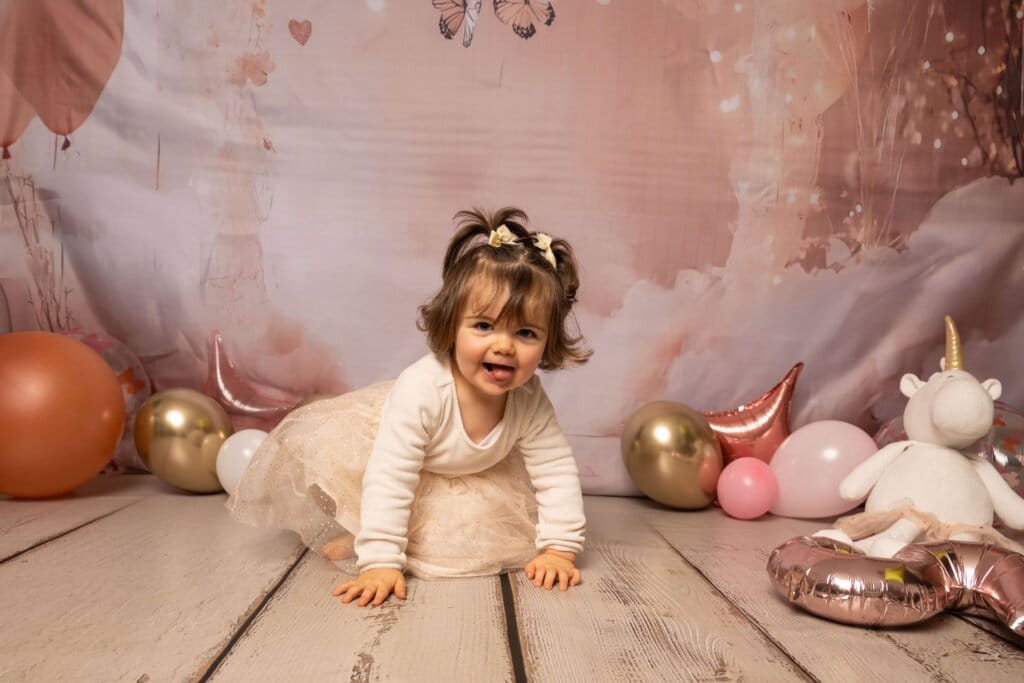 Séance photo bébé à Rennes montrant un bébé de 24mois, capturé dans un style naturel et lumineux par un photographe professionnel.