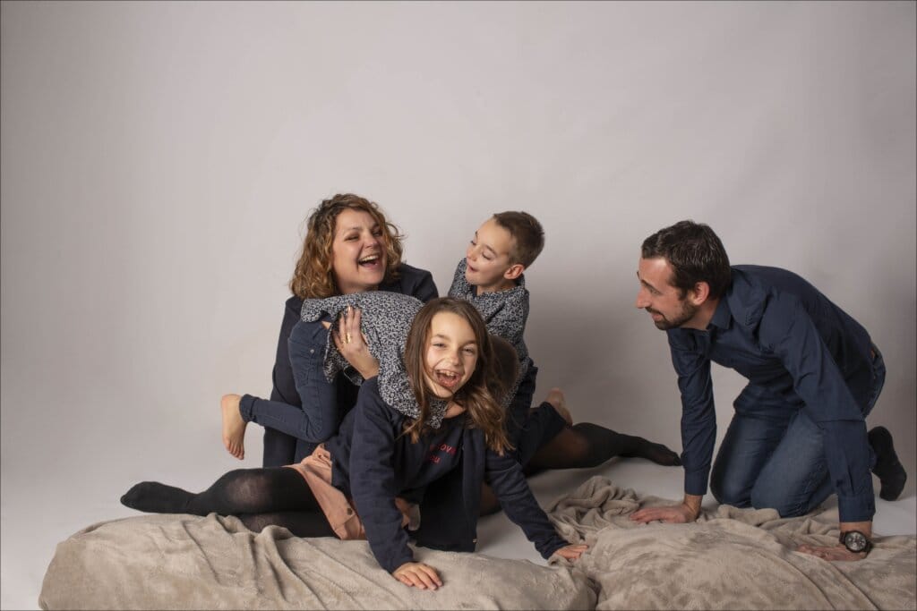 Enfants jouant pendant une séance photo famille à Rennes, capturés sur le vif