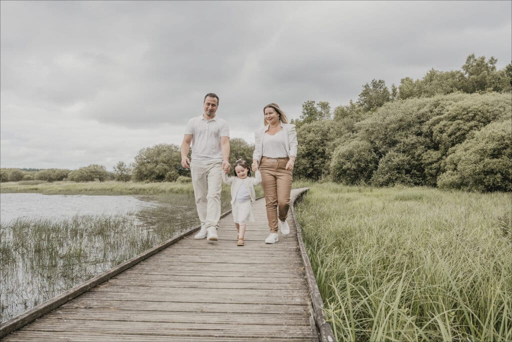 Famille photographiée à Rennes lors d’une séance photo naturelle et spontanée en extérieur