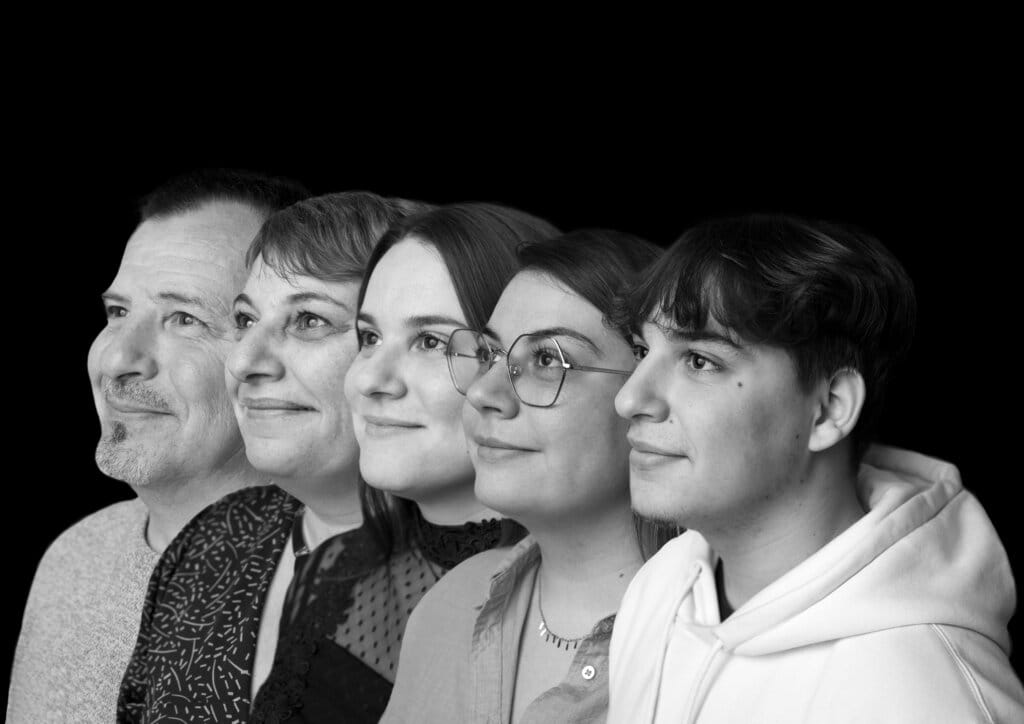 Séance photo famille réalisée à Rennes par un photographe professionnel, montrant une famille réunie, capturé dans un style naturel et spontané.