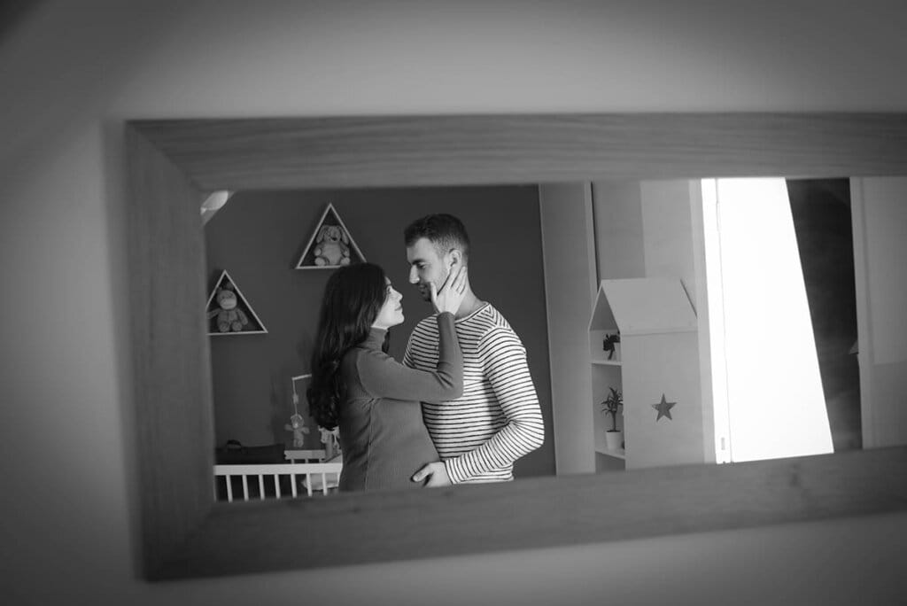Couple attendant un bébé photographié à Rennes lors d’une séance grossesse naturelle.