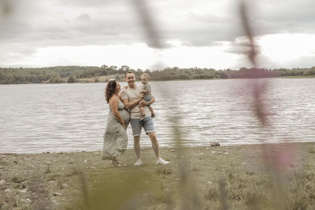 Séance photo grossesse à Rennes avec une femme enceinte photographiée à la lumière naturelle.